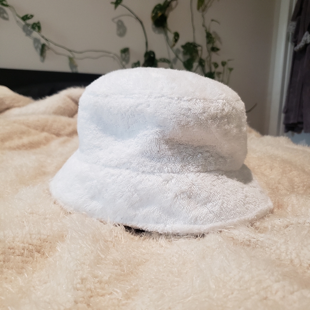 White Chanel bucket hat - Picture 4 of 9